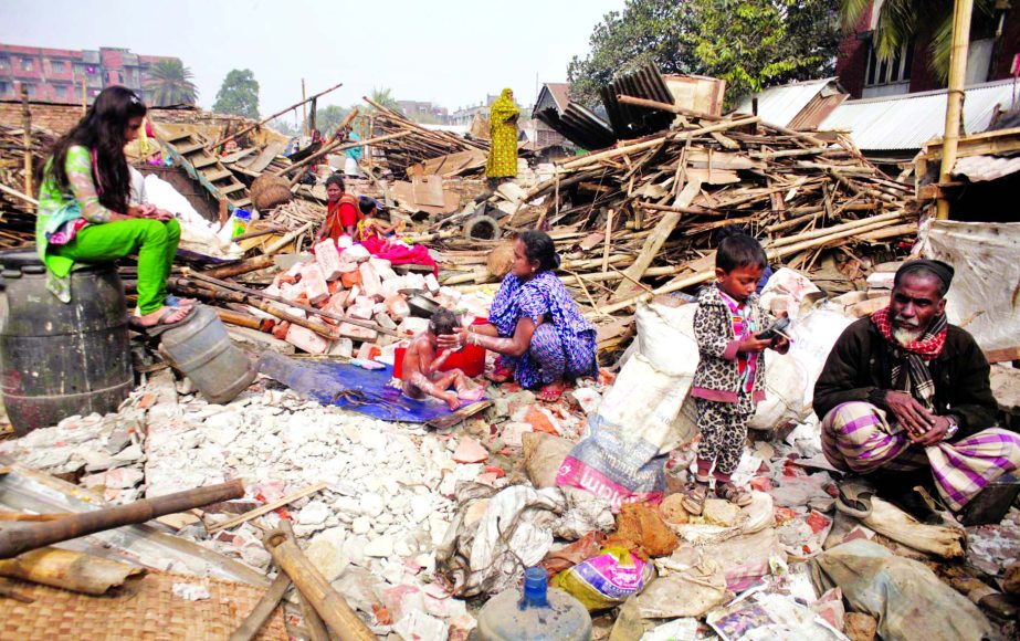 Kalyanpur Pora slum dwellers' sufferings mount in cold weather as their homes were evicted and torched by unknown miscreants recently. This photo was taken on Saturday.