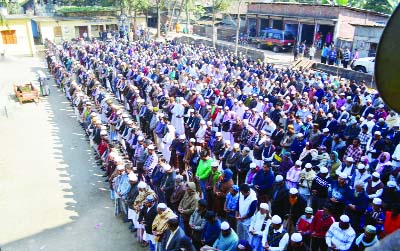 PATUAKHALI: The 3rd namaz-e-janaza of Bangladesh Federal Union of Journalists (BFUJ) President Altaf Mahmud was held at Joinpuri Darbar Sharif Madrasa field at Rupnagar in Galachipa Upazila yesterday.