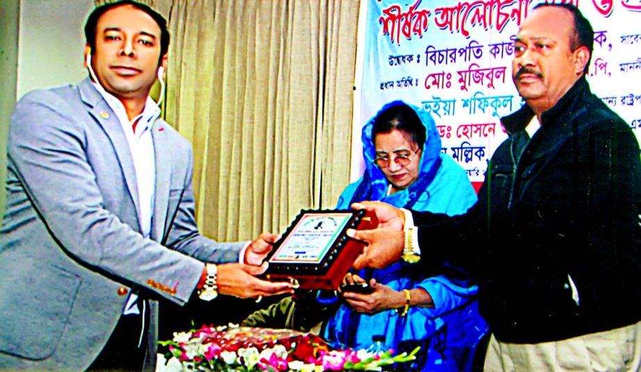 State minister for Labour Md Mujibul Haque Chunnu, handing over the Sheer-E- Bangla Council medal-2015 to Mohammad Shahadat Hossain, Managing Director of JAMFS Group for outstanding contribution in business at Bisha Shahittay Kendra in the city on Tuesday