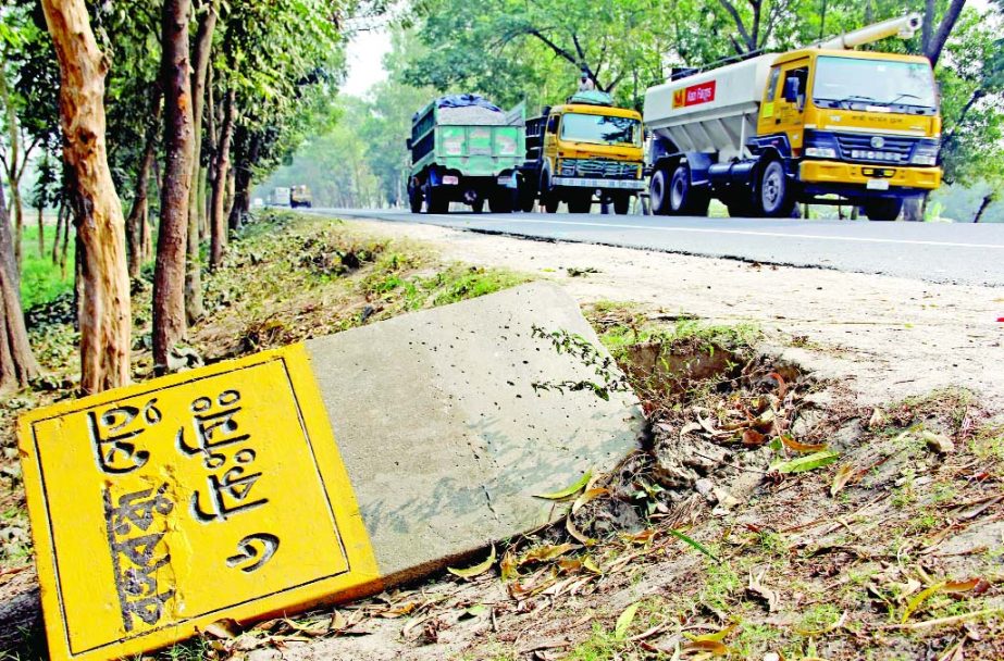 SIRAJGANJ: Authority remains mum as a distant identification pillar on west side of Bangabandhu Multipurpose Bridge has broken more than six months ago. This picture was taken from Coddarmore Bus Stand in Sirajganj Sadar Upazila yesterday.