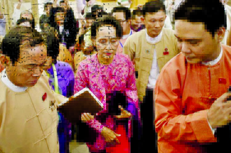 Aung San Suu Kyi along with hundreds of newly elected NLD party MPs entering the first opening session and the parliament on Monday.Internet photo