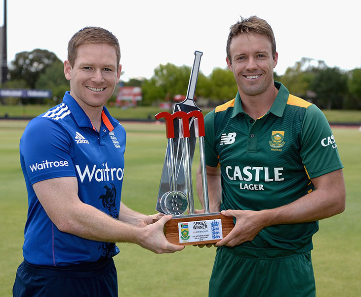 Eoin Morgan and AB de Villiers pose with the one-day trophy at Bloemfontein on Tuesday.