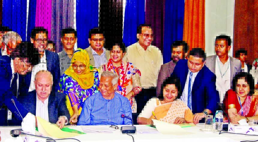 Ms Parveen Mahmud, Managing Director of GTT and Mr A.K.M.Shirajul Islam,Executive Director of BASA sign an agreement on behalf of their respective organizations to form a joint venture between Grameen Telecom Trust (GTT) and Bangladesh Association for Soc