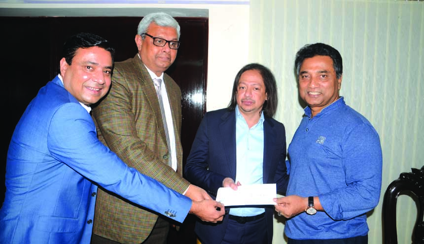 Anisul Hoque, Mayor of Dhaka North City Corporation, receiving a cheque of TK 25 lakh from Ron Haque Sikder, Director National Bank Ltd, for setting up CC camera for DNCC area at a city auditorium on Tuesday. AFM Shariful Islam, Managing Director(current