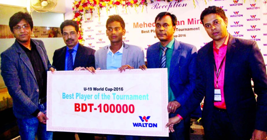 Mehedi Hasan Miraz (centre) receiving the cheque of Tk one lakh from the officials of Walton Group at the conference room of Walton in Motijheel on Tuesday.