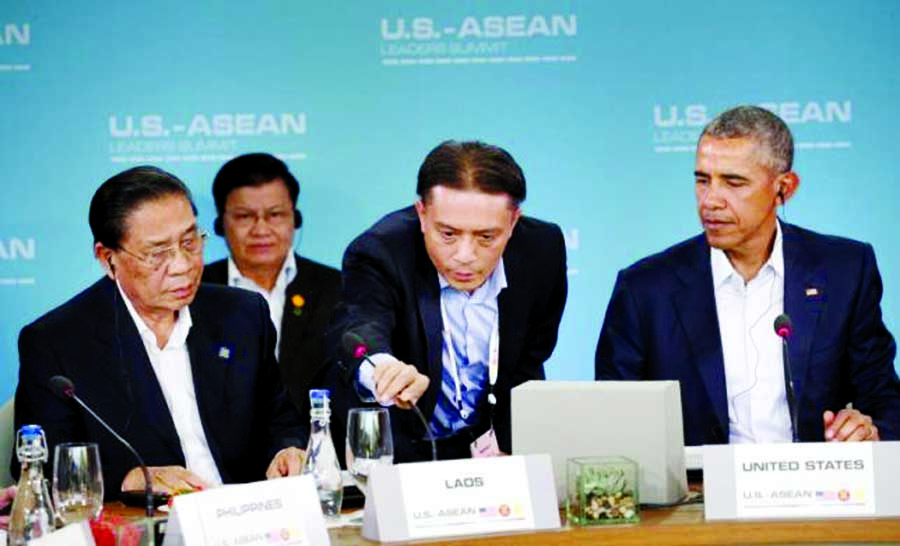 A microphone is adjusted for remarks by U.S. President Barack Obama and Laos President Choummaly Sayasone (L) at the 10-nation Association of Southeast Asian Nations (ASEAN) summit at Sunnylands in Rancho Mirage, California on Monday. Internet photo