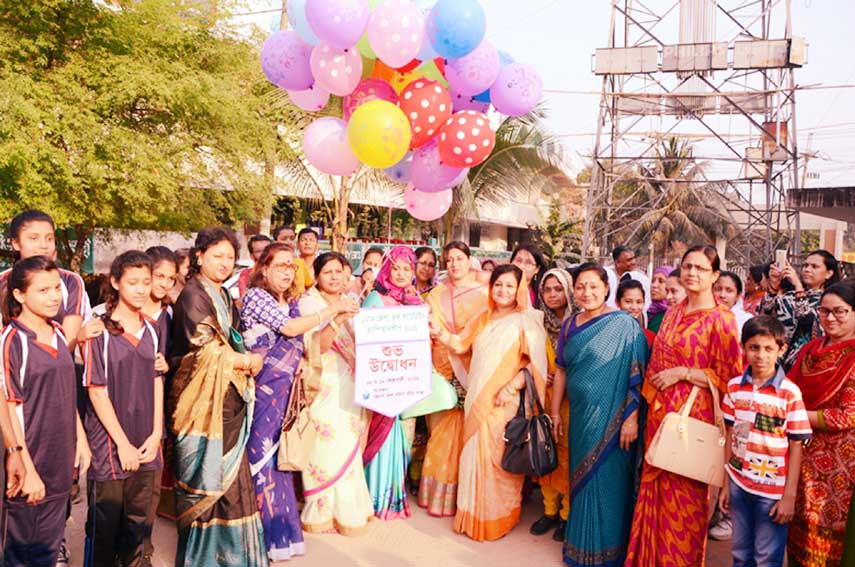 Israt Jahan, President, of district Sports Women Association inaugurating Chittagong District School Badminton Championship by releasing balloons beside Gymnasium Hall of MA Aziz Stadium yesterday.