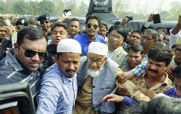 DINAJPUR: M Abdur Rahim, a close associate of Bangabandhu Sheikh Mujibur Rahman returned home by a helicopter after treatment on Thursday. Local people rushed there to see him.