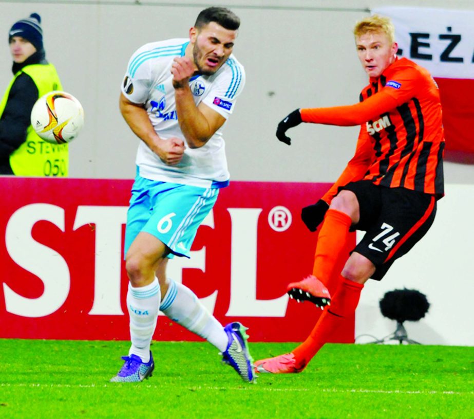 Sead Kolasinac (left) of FC Schalke and Viktor Kovalenko of Shakhtar Donetsk challenge during the Europa League Round of 32 first leg soccer match in Lviv, Ukraine on Thursday.