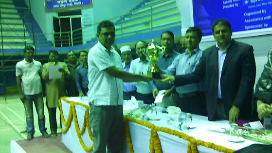 Grand Master Ziaur Rahman of Bangladesh Navy receiving the trophy from Deputy Commissioner of Sylhet Md Joynal Abedin at Abul Maal Abdul Muhith Sports Complex in Sylhet on Saturday. Ziaur Rahman emerged as the unbeaten champion of the Latif Travels Intern