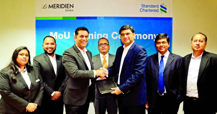 Aditya Mandloi, Head Retail Banking of Standard Chartered Bank Bangladesh and Ashwani Nayar, General Manager of Le Meridien Dhaka sign a MoU in the city recently. Under this agreement, credit cardholders of the bank will get special discount on food.