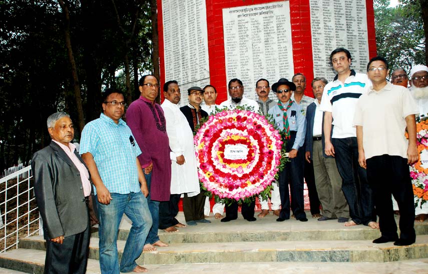 Members of Chittagong Reporters' Unity placing wreaths at the Central Shaheed Minar marking the International Mother Language Day on Sunday.