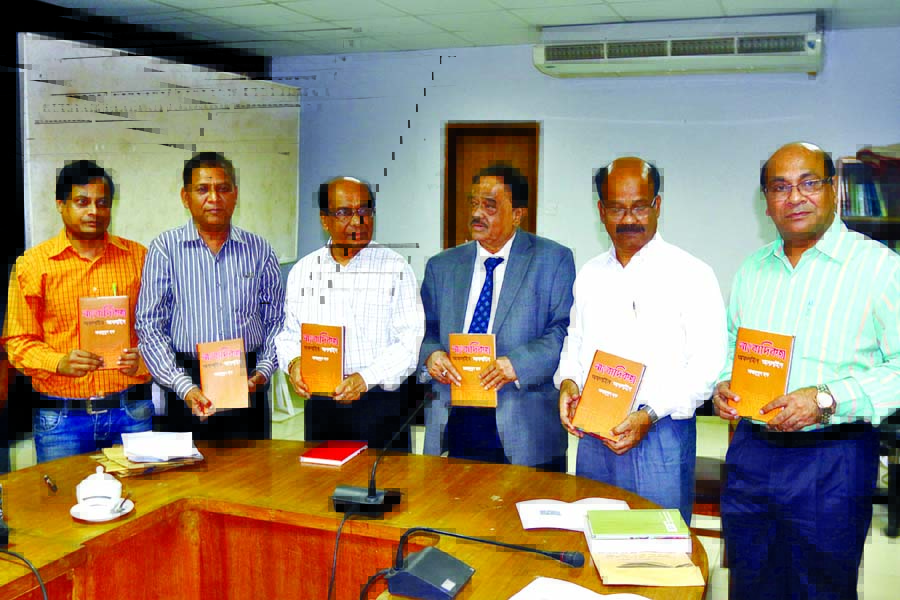 Guests hold copies of a book "Sangbadikota: Offline Online" written by senior journalist of The Daily Star Mahamudul Haque and published by Academic Press and Publishers Library (APPL), at its publication ceremony at Bangla Academy in the city on Tuesd