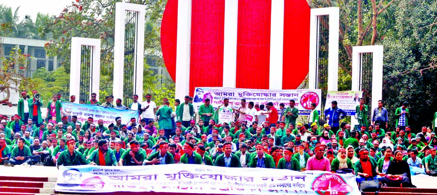 Amra Muktijoddhar Santan staged a fast-unto death at the Central Shaheed Minar premises in the city on Wednesday with a call to bring jobs of appointed children of freedom fighters in the community clinics under revenue.