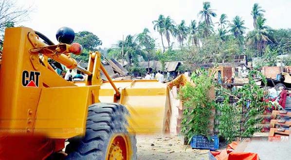 A view of the eviction drive in Pathargatha Abdul Jalil Estate in Chittagong on Tuesday.