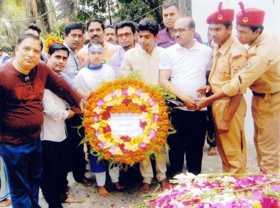 Members of Chittagong Reporters' Unit placing wreaths at the Shaheed Minar marking the International Mother Language Day on Sunday.