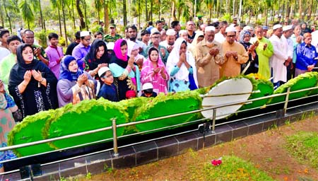 Families of Peelkhana (BDR) carnage victims placing wreaths at the Banani graveyard and offering munajat for their departed souls on Thursday.