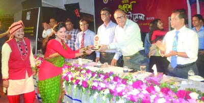 NARSINGDI: State Minister for Water Resources Lt Col (Retd) Nazrul Islam Hiro (Birpratik) distributing prizes to Badhonhara Shilpigosthi at the concluding ceremony of Narsingdi Book Fair on Friday.