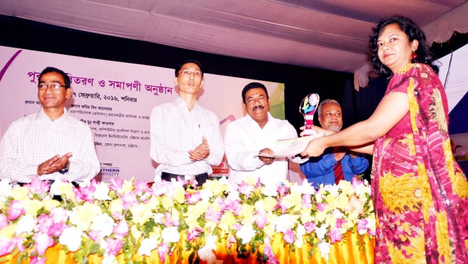 Director General(Admn) of Prime Minister's Office and Project Director of A2I Program Kabir Bin Anowar seen handing over Best UNO Prize to Sanjida Sharmin of Chandanaish Upazila, Chittagong at the concluding session of 3-day long Digital Innovative Fair