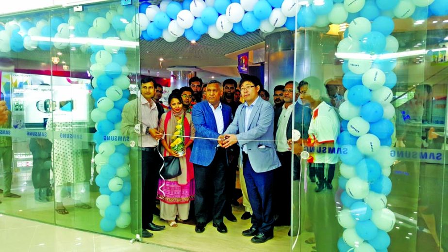 Salahuddin Alamgir, Chairman, Labib Group and SeungwonYoun, Managing Director, SAMSUNG Bangladesh Ltd, jointly inaugurating a Samsung outlet at Jamuna Future Park, Bashundhora in Dhaka recently. Officials of X-Telecom & SAMSUNG were also present.
