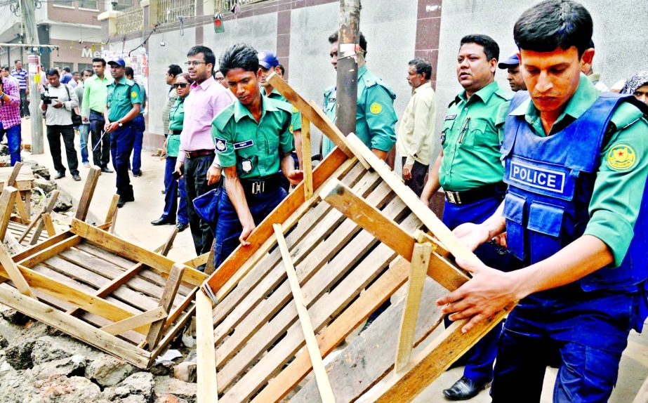 Dhaka Metropolitan Police (DMP) evicting the illegal shops from footpaths in city's Motijheel Commercial Area on Tuesday.