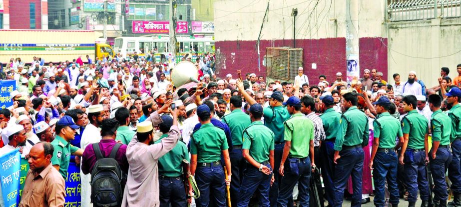 Bangladesh Ebtedayee Madrasa Teachers continuing their movement in city on 21st consecutive day were obstructed by the police while they were going to submit Memorandum at Education Ministry on Tuesday.