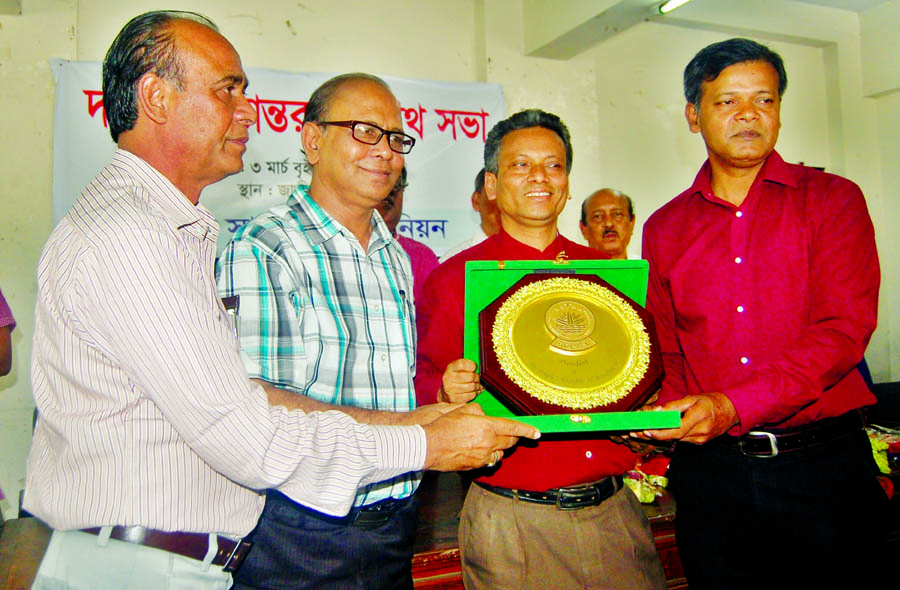 Newly elected President and General Secretary of a faction of DUJ Shaban Mahmud and Sohel Haidar Chowdhury respectively taking over at a ceremony at Jatiya Press Club on Thursday.