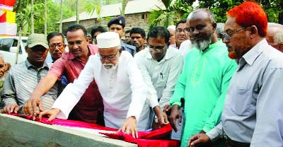 RANGPUR: City Mayor Sharfuddin Ahmed Jhantu inaugurating construction work of a bridge on Chiktey Lake in the city by unveiling plaque of the foundation stone at a ceremony on Thursday.