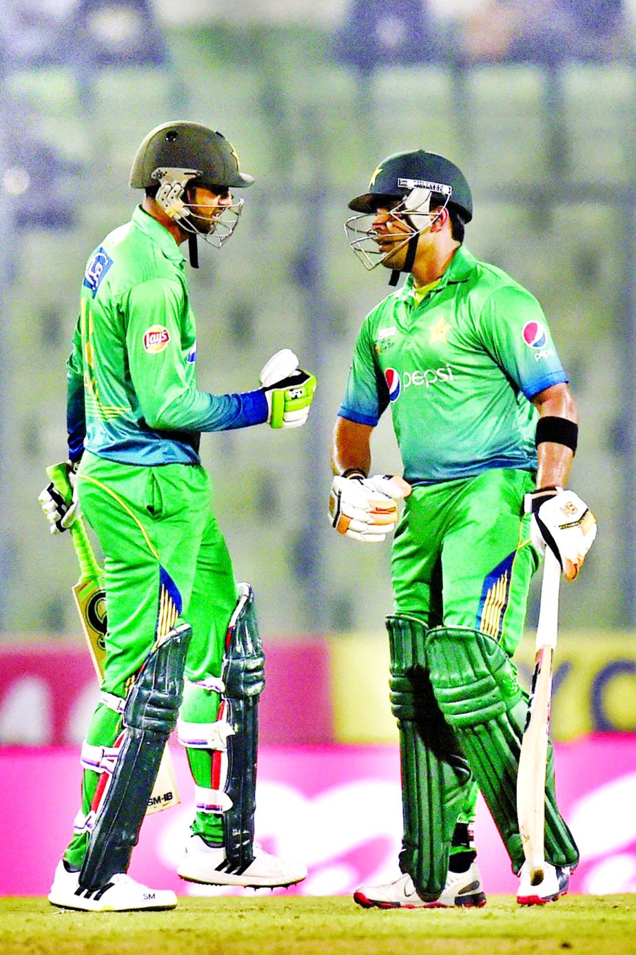 Pakistan cricketer Shoaib Malik (L) talks to his teammate Umar Akmal (R) during the Asia Cup T20 cricket tournament match between Pakistan and Sri Lanka at the Sher-e-Bangla National Cricket Stadium in Dhaka on Friday.