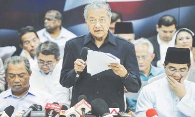 Former Malaysian leader Mahathir Mohamad on Friday giving a statement signed by 58 politicians and anti-corruption activists at a news conference in Kuala Lumpur.