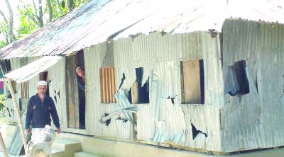 PATUAKHALI: Houses of Krishak League leader Chan Mia were vandalised due to UP election clash at Noumala Union in Bauphal Upazila on Thursday.