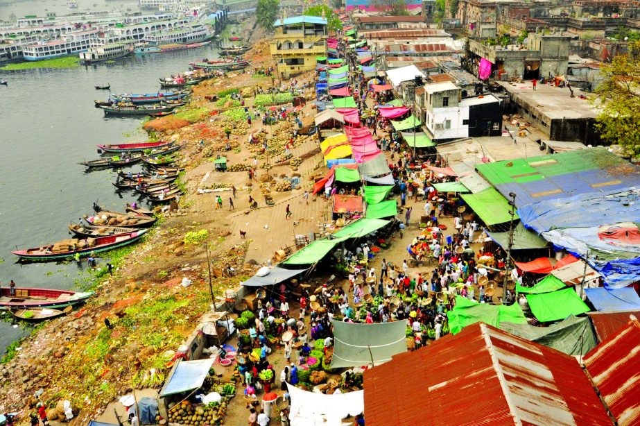 Influential quarters continue their efforts to reoccupy both sides of the Buriganga River despite repeated evictions by BIWTA authorities. This photo was taken from in front of Shyampur area on Saturday.