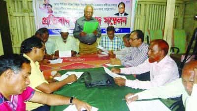 PATUAKHALI: M A Rab Mia, General Secretary, Patuakhali BNP speaking at a press conference protesting arrest of Abdul Salam, chairman candidate of the party and assault of other activists of the party on Saturday.
