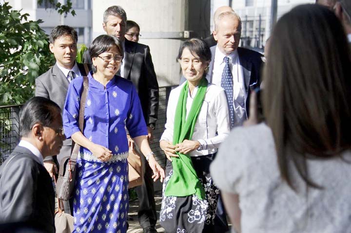 Aung San Suu Kyi (R) arrives in Bern with her personal assistant Tin Mar Aung (L) for a meeting.