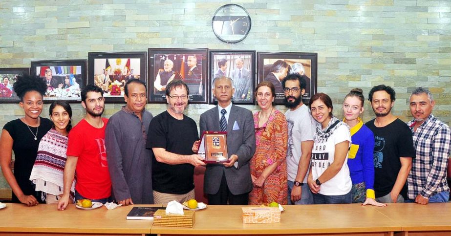 Dhaka University Vice-Chancellor Prof Dr AAMS Arefin Siddique is seen with a nine-member theatre team led by Prof Dr Alejandro Gonzalez Puche of the Department of Theatre of University of Valle, Colombia at his office on Tuesday.