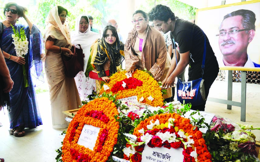 Family members and colleagues of late cine artiste Khalid Mahmood Mithu paying last respect to Mithu by placing floral wreaths on his coffin at the Institute of Fine Arts of Dhaka University on Wednesday.