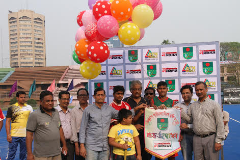 Head of Marketing of Anjan's Mahin Ahmed Mojammel inaugurating the Independence Day Hockey Competition by releasing the balloons as the chief guest at the Moulana Bhashani National Hockey Stadium on Wednesday.