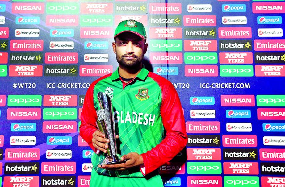 Tamim Iqbal with the Man of the Match trophy at the Himachal Pradesh Cricket Association Stadium in Dharamsala, India on Wednesday.