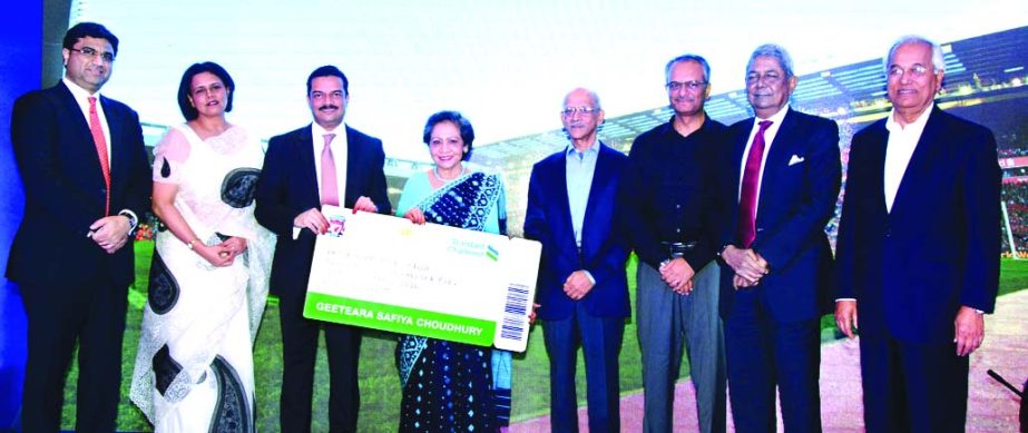 Abrar A Anwar, Chief Executive Officer, Aditya Mandloi, Head Retail Banking of Standard Chartered Bank along with the 6 (six) high vintage credit cardholders of the bank and winners of Liverpool match package pose at a gala event on 20 Years Celebration o