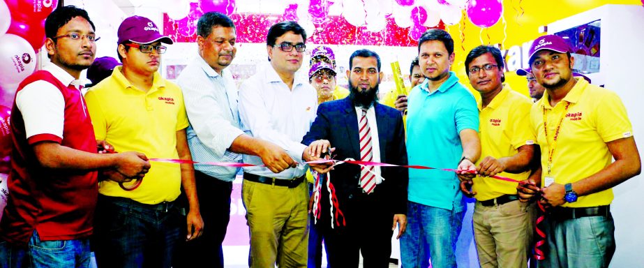 Subrata Das, Chairman of Okapia Mobile, inaugurating the brand shop at Level 1, Block B of Bashundhara City shopping mall recently. Md Tofazzal Hossain, Managing Director and Kazi Manzur Ahmed, General Manager and other senior officials were of the compan