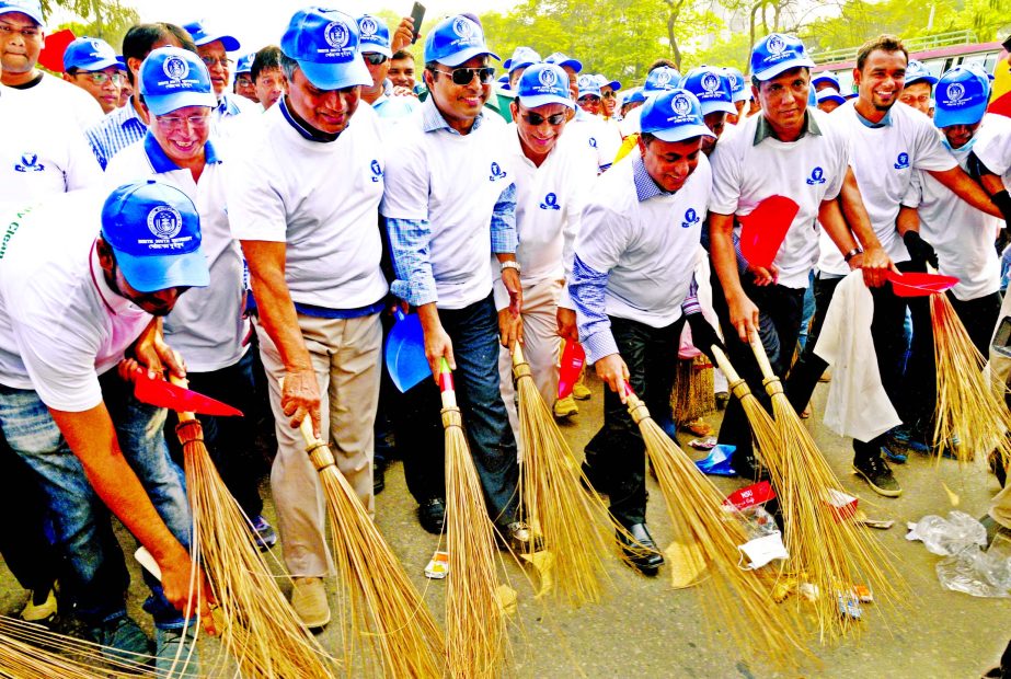 Dhaka North City Corporation Mayor Annisul Haque and Dhaka South City Corporation Mayor Sayeed Khokon, among others, at a cleanliness drive organized by North-South University in the city's Manik Mia Avenue on Friday.