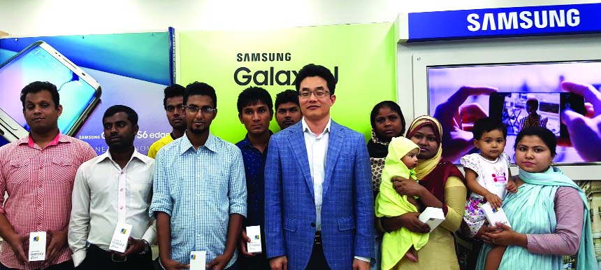 Young-Woo Lee, General Manager, Samsung Electronics Bangladesh poses with lucky quiz winners of T20 Asia Cup 2016 in the city recently.