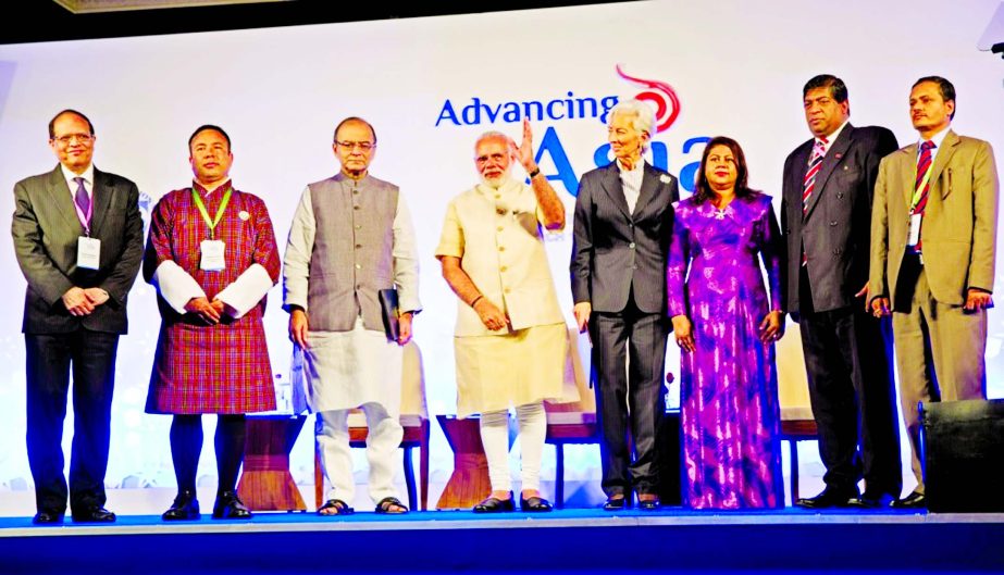 Indian Prime Minister Narendra Modi and Bangladesh Bank Governor Dr Atiur Rahman pose at a conference 'Advancing Asia: Investing for the Future' in Delhi recently.