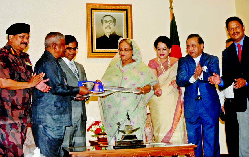 Prime Minister Sheikh Hasina handing over keys of buses donated by Nitol-Niloy Group to Border Guard Bangladesh officials at PM's Office yesterday. BSS photo