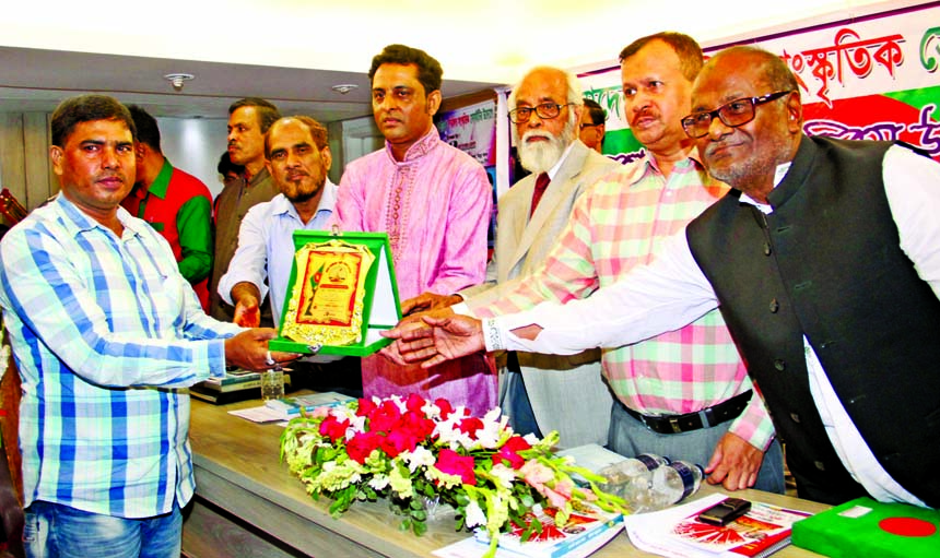 Language veteran Dr Jasim Uddin handing over citation to actor Aktar Hossain as a drama personality at a ceremony in Nayok Manna Auditorium of FDC in the city on Monday.