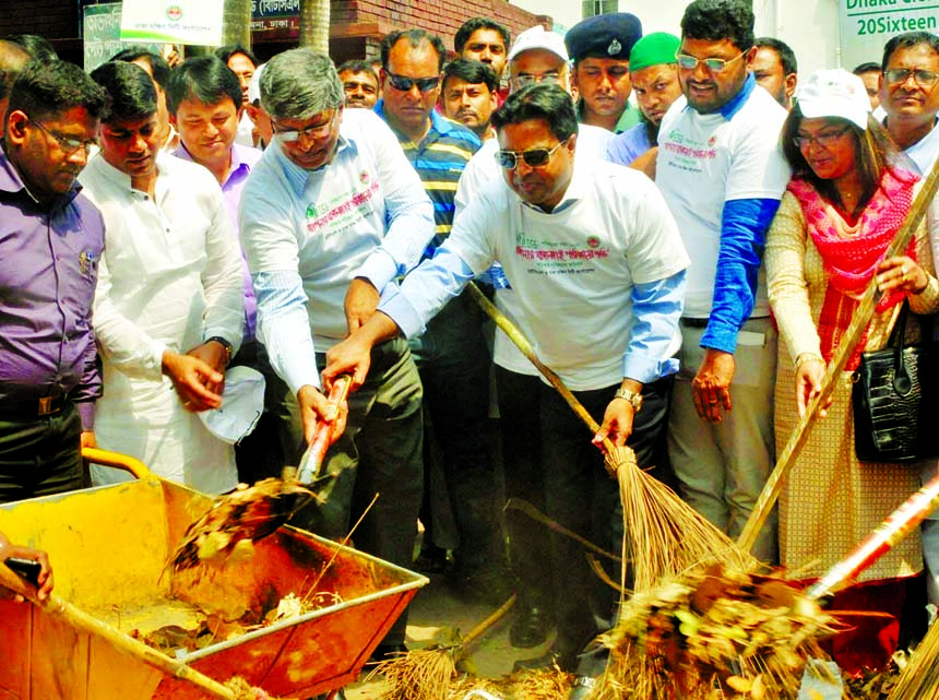 Dhaka South City Corporation (DSCC) Mayor Mohammad Sayeed Khokon and BTCL Managing Director Golam Fakhruddin Ahmed Chowdhury at a cleanliness drive jointly organized by DSCC and BTCL in the city's Gulistan area on Monday.