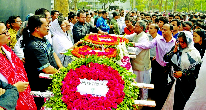 People from all walks of life paid rich tributes to noted poet and freedom fighter Rafiq Azad by placing floral wreaths on his coffin at the Central Shaheed Minar in the city on Monday.