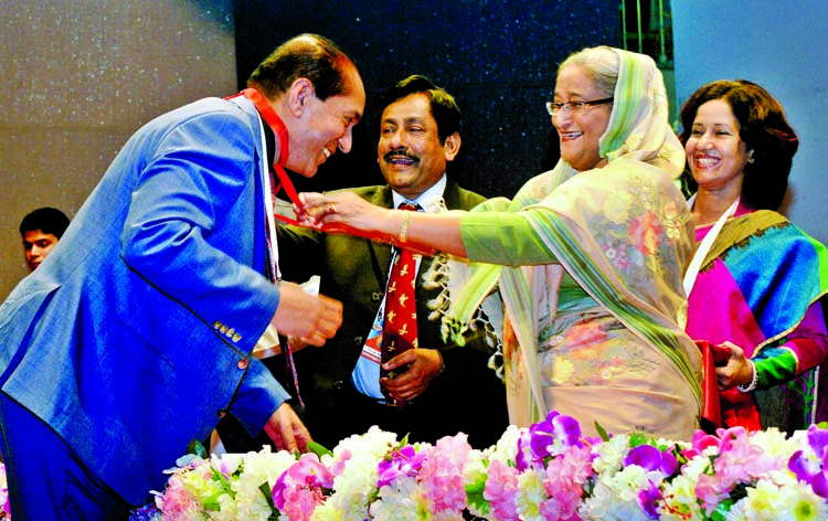 Prime Minister Sheikh Hasina presenting Alim Memorial Gold Medal-2016 to Director General of the Directorate of Health Services Prof Dr Deen Muhammad Nurul Haque for his contribution to ophthalmology in the auditorium of Krishibid Institution in the city