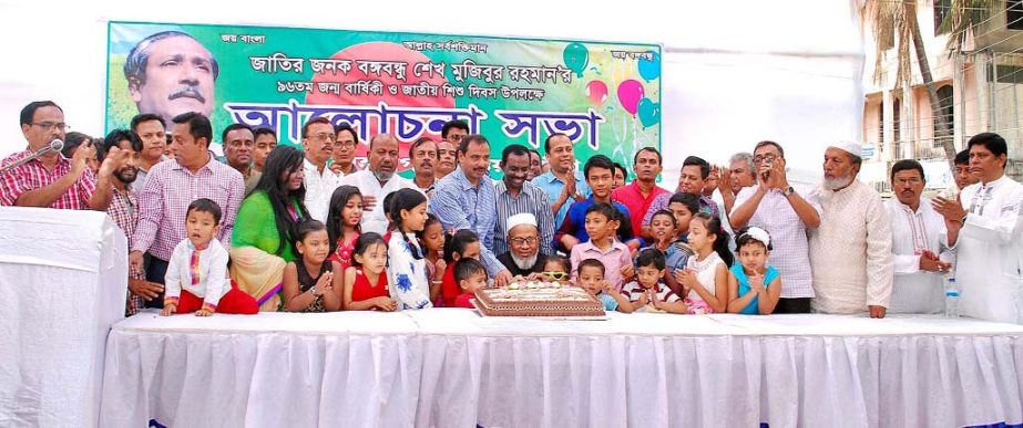 CCC Mayor AJM Nasir Uddin and former mayor and Chittagong City Awami League President Alhaj ABM Mohiuddin Chowdhury cutting cake on the 97th birth anniversary of Bangabandhu Sheikh Mujibur Rahman on Thursday.