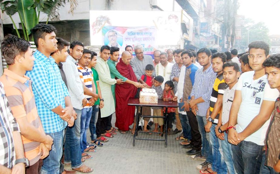 Prof Dr Iftekhar Uddin Chowdhury, VC, Chittagong University with others cutting cake on the occasion of the 97th birth anniversary of Bangabandhu Sheikh Mujibur Rahman organized by Jatiyo Char Neta Smriti Parishad on Thursday.